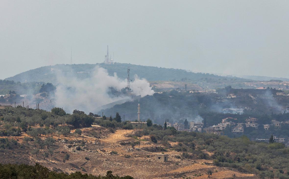 Дым поднимается над деревней Дайра после израильского обстрела, на снимке из ливанского города Марвахин, недалеко от границы с Израилем, южный Ливан, 11 октября 2023 года