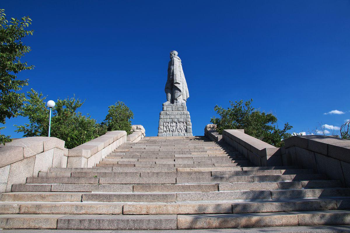 Лестница, ведущая к монументу &laquo;Алеша&raquo;