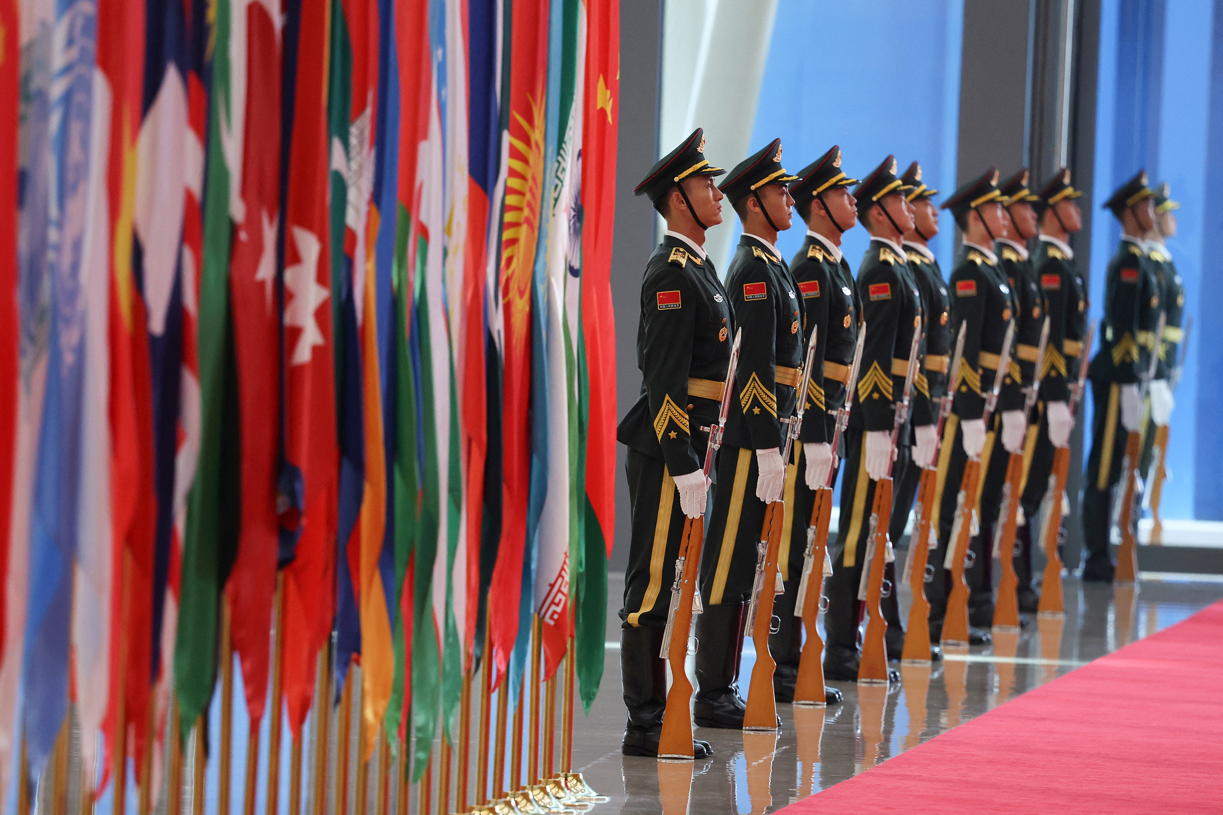 Почетный караул Китая на месте проведения саммита ШОС.