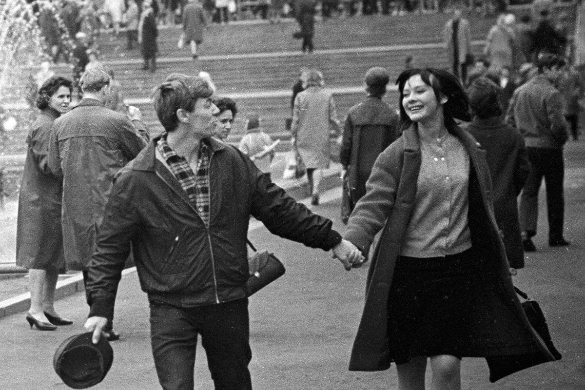 Людмила Савельева и Александр Збруев гуляют в сквере в 1966 году