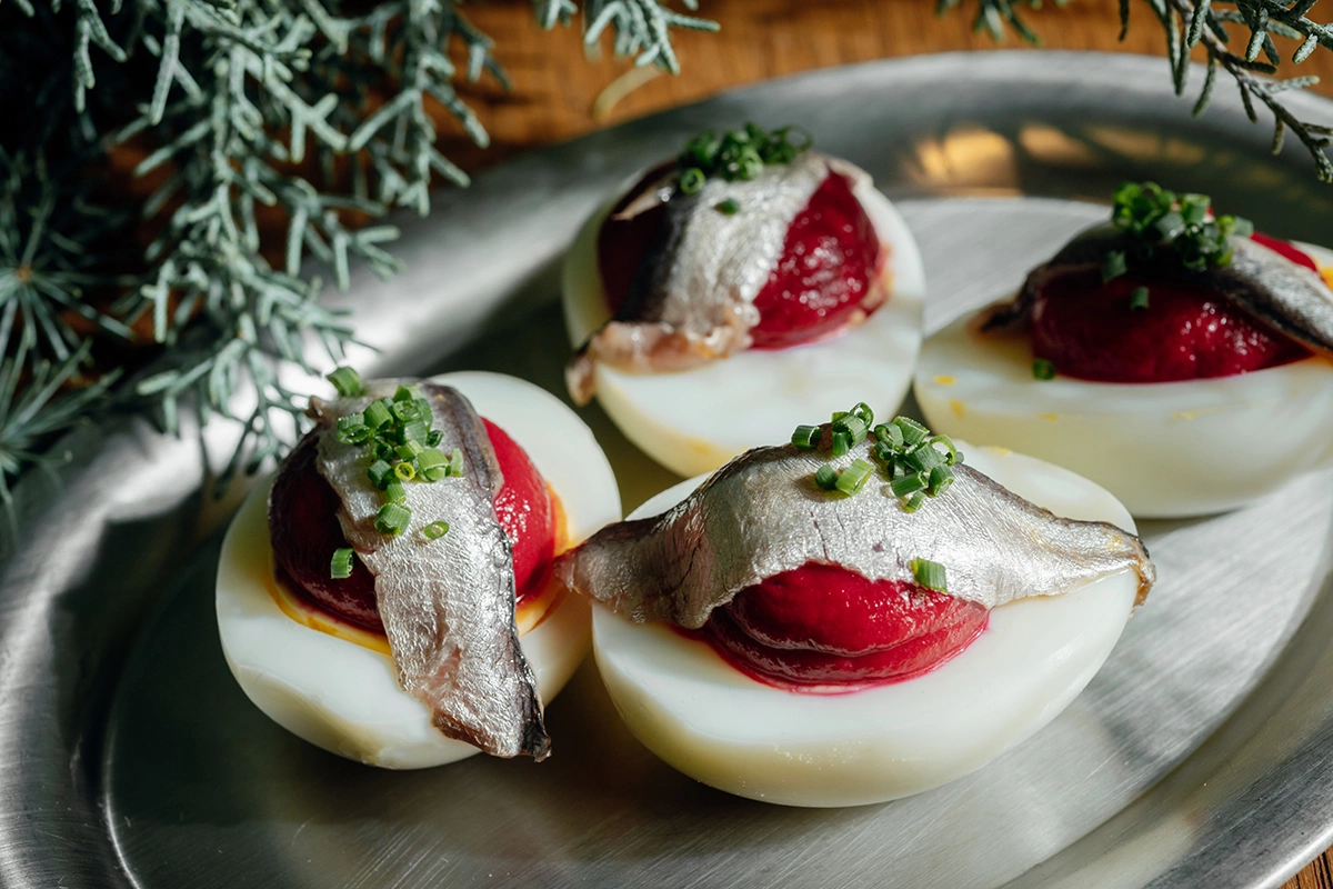Яйца со свекольным кремом и анчоусами