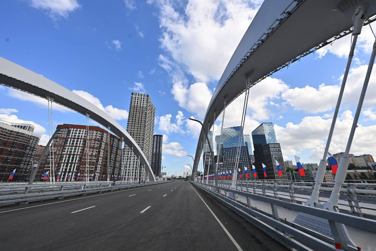 Арки Моста Академика Королева размещены несимметрично из-за того, что ось моста пересекает ось Москвы-реки не под прямым углом. Линия опор соответствует линии берега, а арки опираются на оконечности опор при помощи подпруг