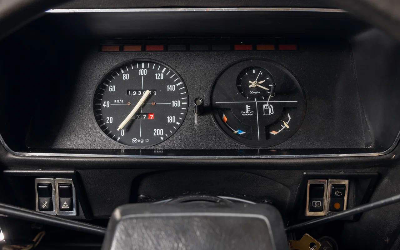 Разметка спидометра преувеличивает: реальны максимум 145 км/ч, вероятно, с горки. Левая клавиша заведует проверкой герметичности тормозной системы