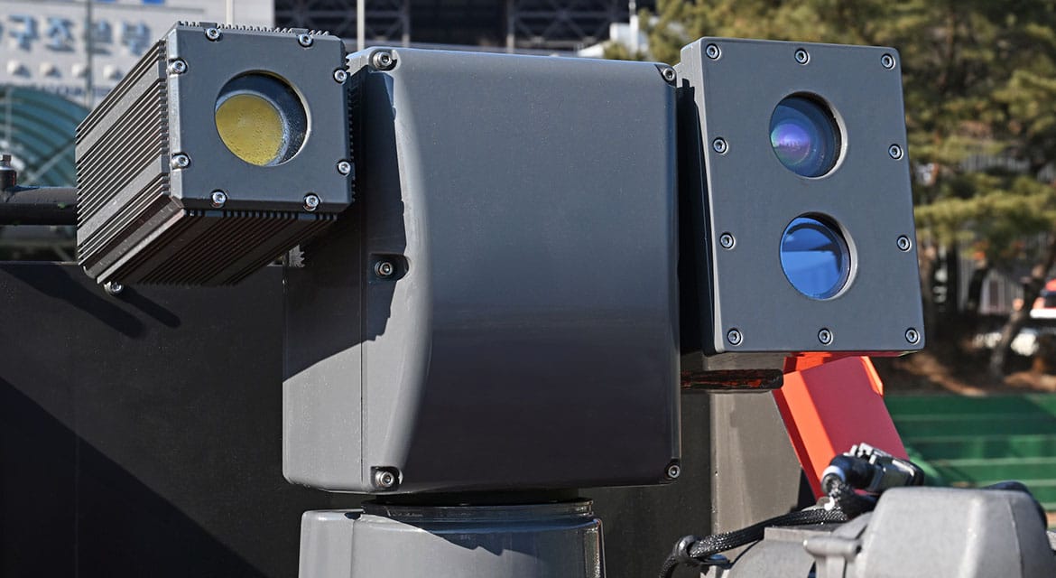 Колеса робота оснащены электродвигателями. Тепловизоры позволяют ему ориентироваться в дыму