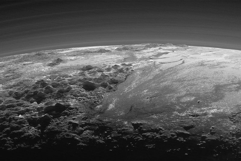 Первые фотографии поверхности Плутона

Благодаря космическому аппарату New Horizons человечество в&nbsp;2015 году получило возможность увидеть снимки поверхности Плутона. 15 июля NASA продемонстрировало первые изображения карликовой планеты. Снимки были сделаны с&nbsp;расстояния 77&nbsp;тыс. км от&nbsp;поверхности Плутона. На фотографиях можно рассмотреть ледяные горы на&nbsp;поверхности планеты. Позже, уже в&nbsp;сентябре, New Horizons передал на Землю фотографии заката на&nbsp;Плутоне

На фото:  закат на&nbsp;Плутоне
