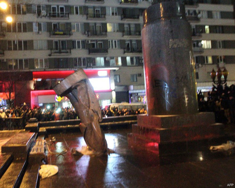 В Киеве снесли памятник Ленину: обломки добивали кувалдой