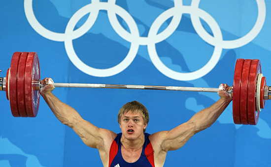 Российский спортсмен Дмитрий Лапиков, завоевавший бронзовую медаль в штанге на соревнованиях по тяжелой атлетике, на Олимпийских играх в Пекине, 2008 год


