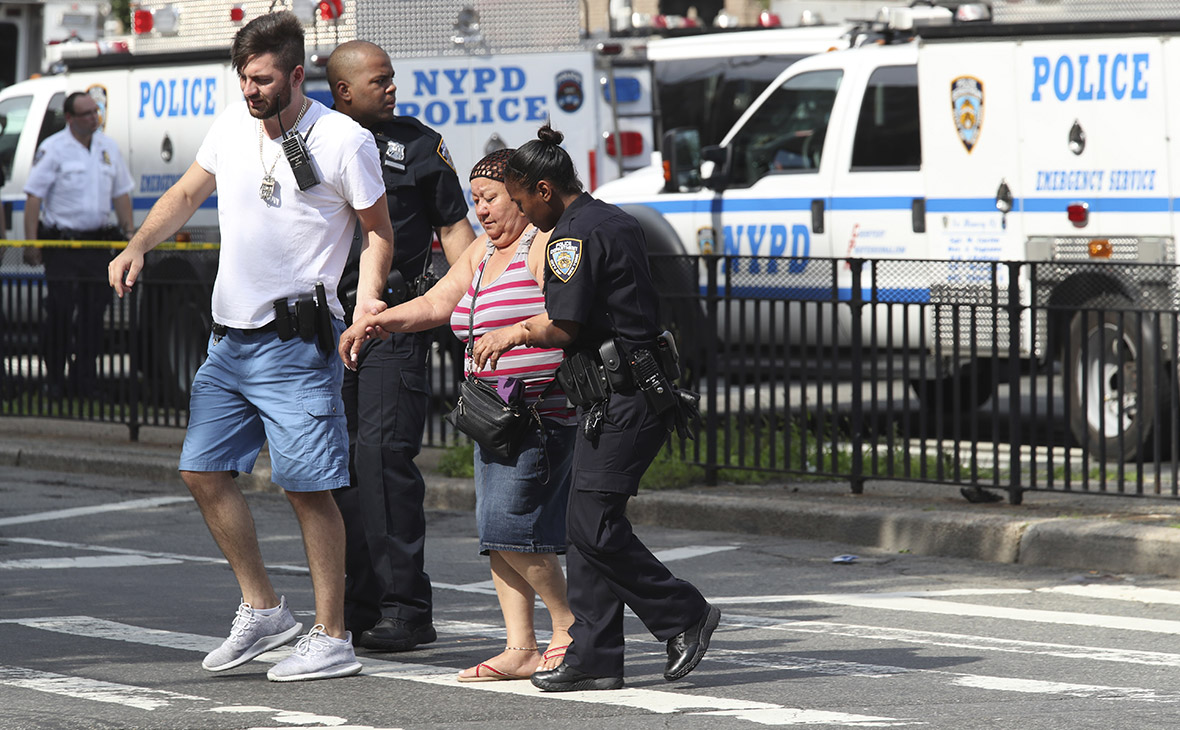 Полицейские Нью-Йорка сопровождают людей после стрельбы в больнице Bronx Lebanon Hospital


