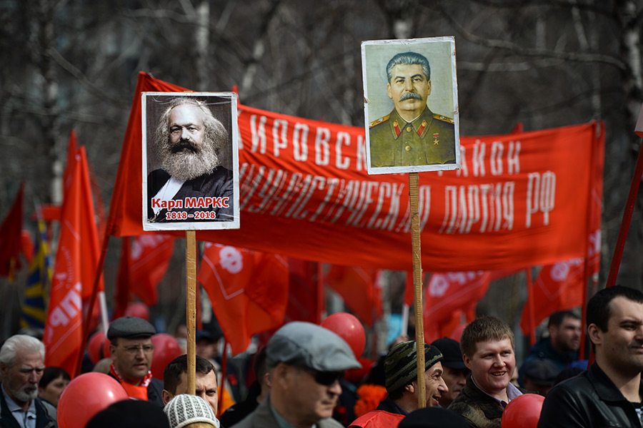 В Новосибирске пришедшие на демонстрацию несли в руках портреты Карла Маркса и Иосифа Сталина