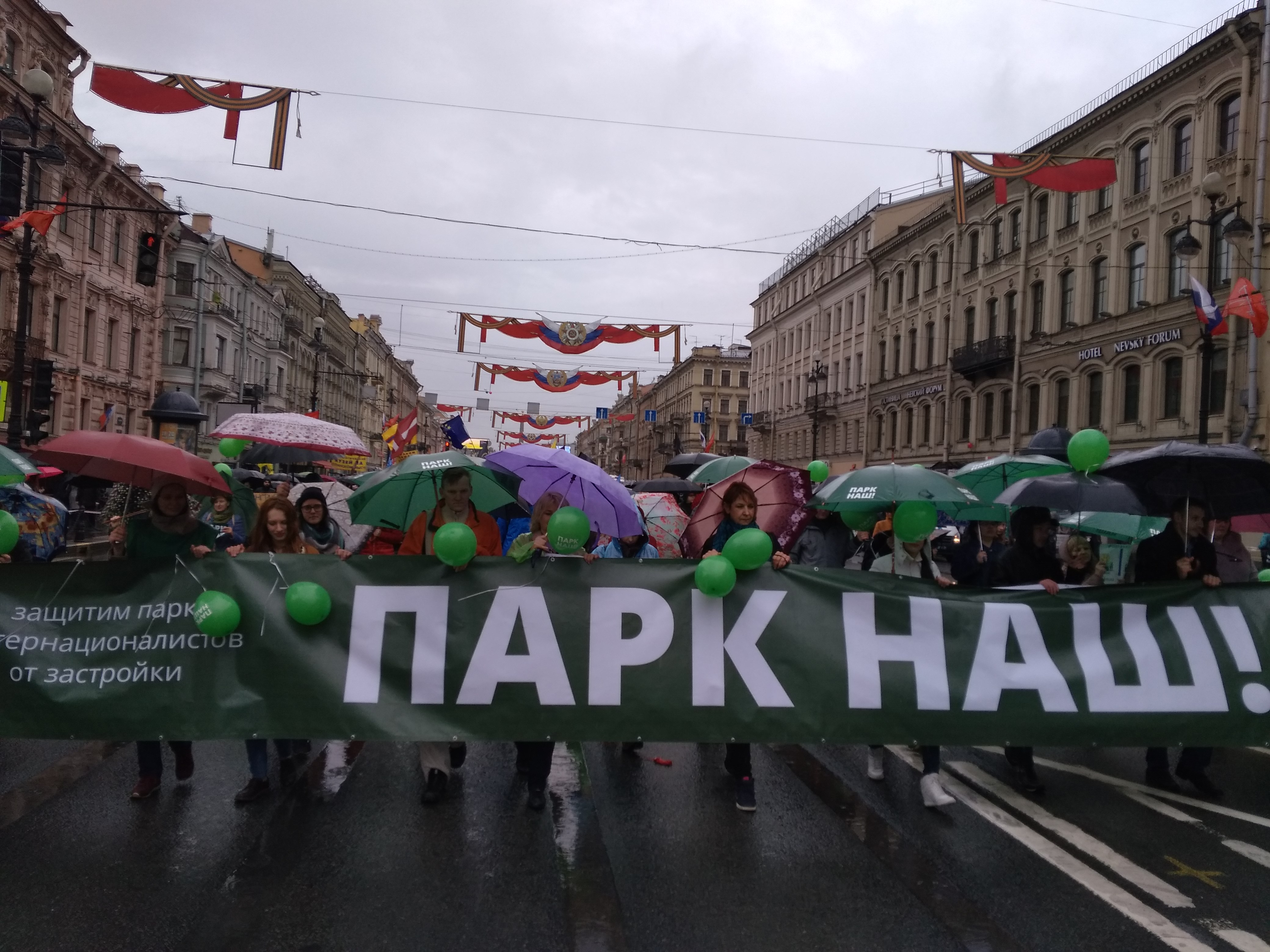 Подписывайтесь на страницу РБК Петербург в Facebook и смотрите видео, снятое на Первомайской демонстрации