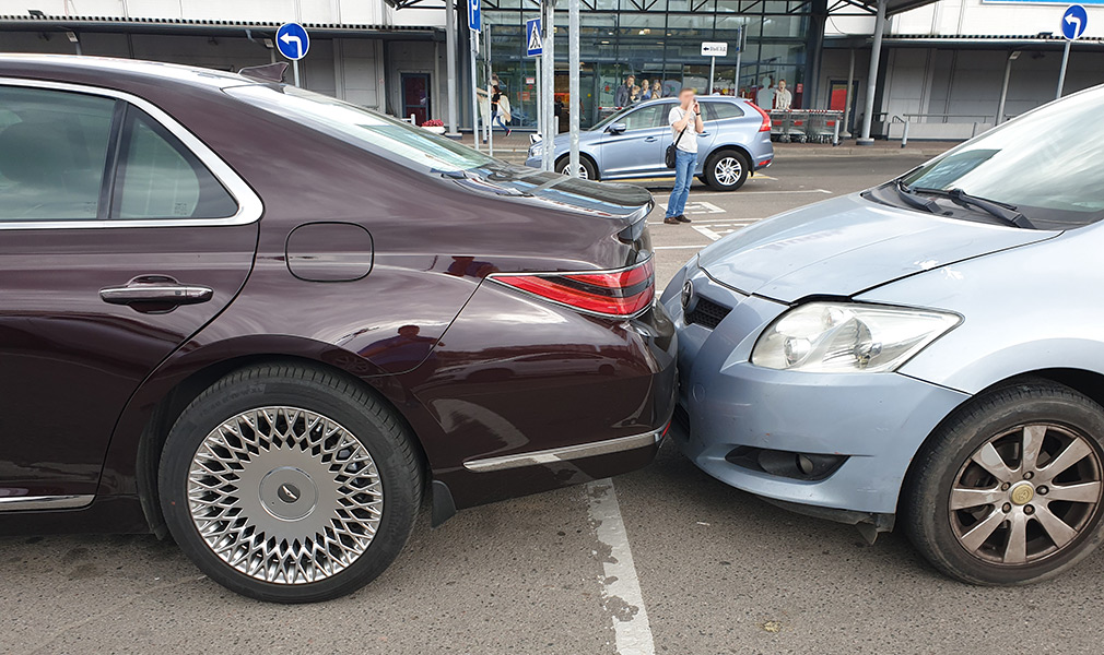 Странное ДТП на парковке: в машину врезалась старая Toyota без водителя