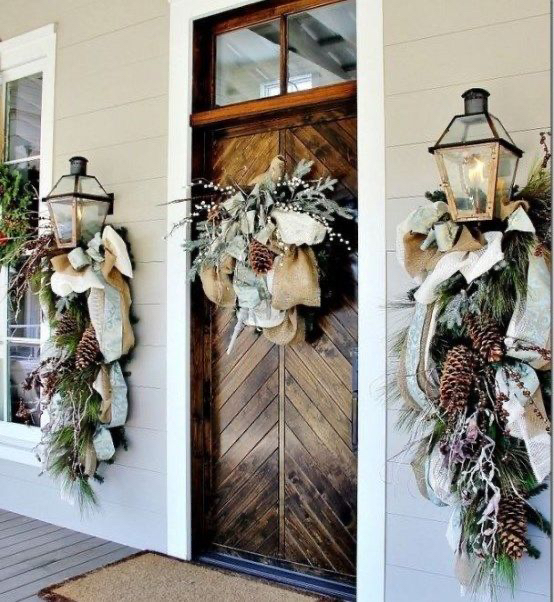 Декорирование входной двери загородного дома новогодним венком