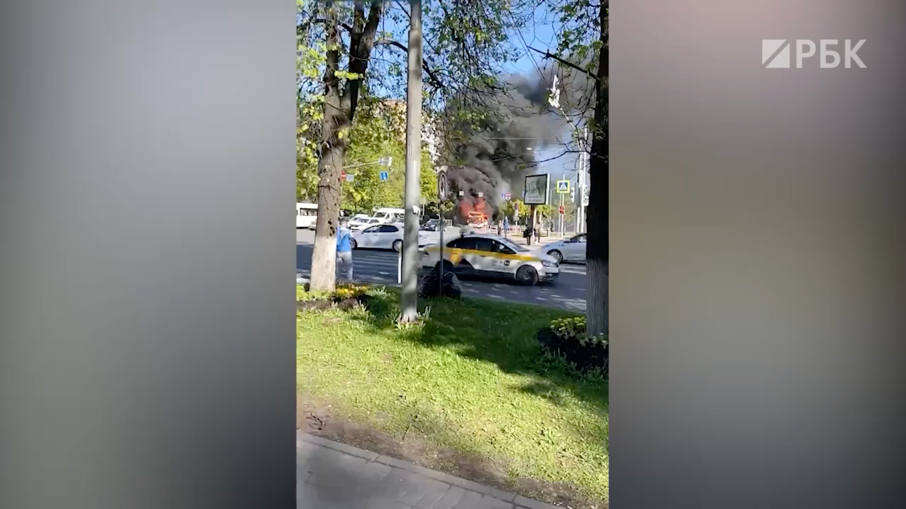 В Подмосковье рейсовый автобус попал в ДТП и загорелся