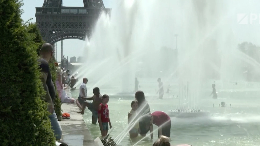 Ледяной бар, купание в фонтане и гидранте: как в Европе спасаются от жары