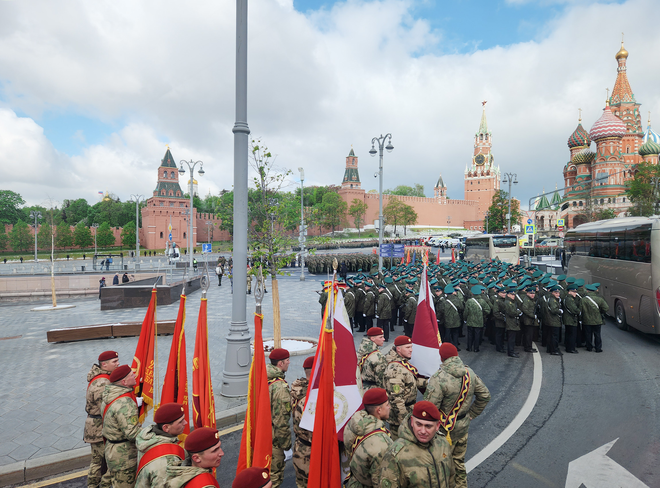 Военнослужащие перед началом парада.