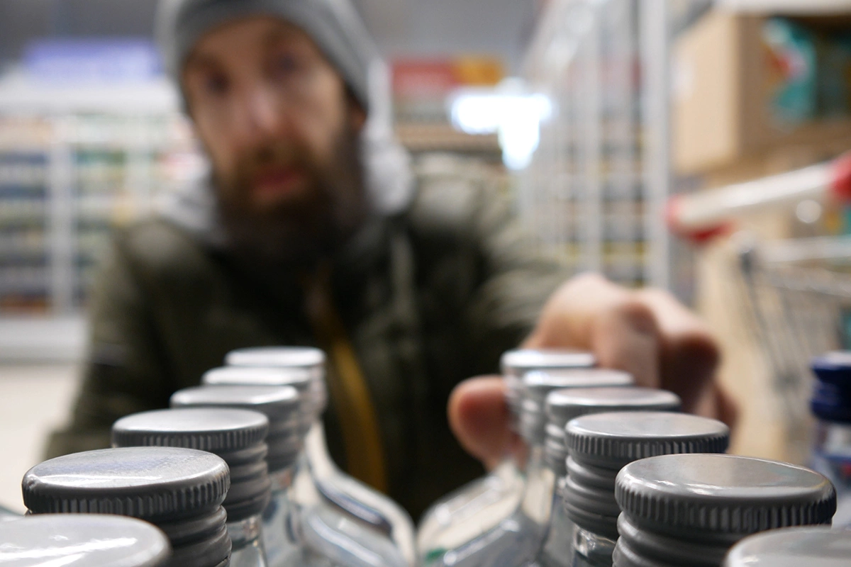 Минимальная розничная цена на водку с 1 января будет составит 349 руб., на коньяк — 651 руб