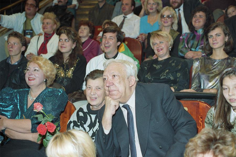 Юрий Никулин и его супруга Татьяна Николаевна (в центре), 1992 год