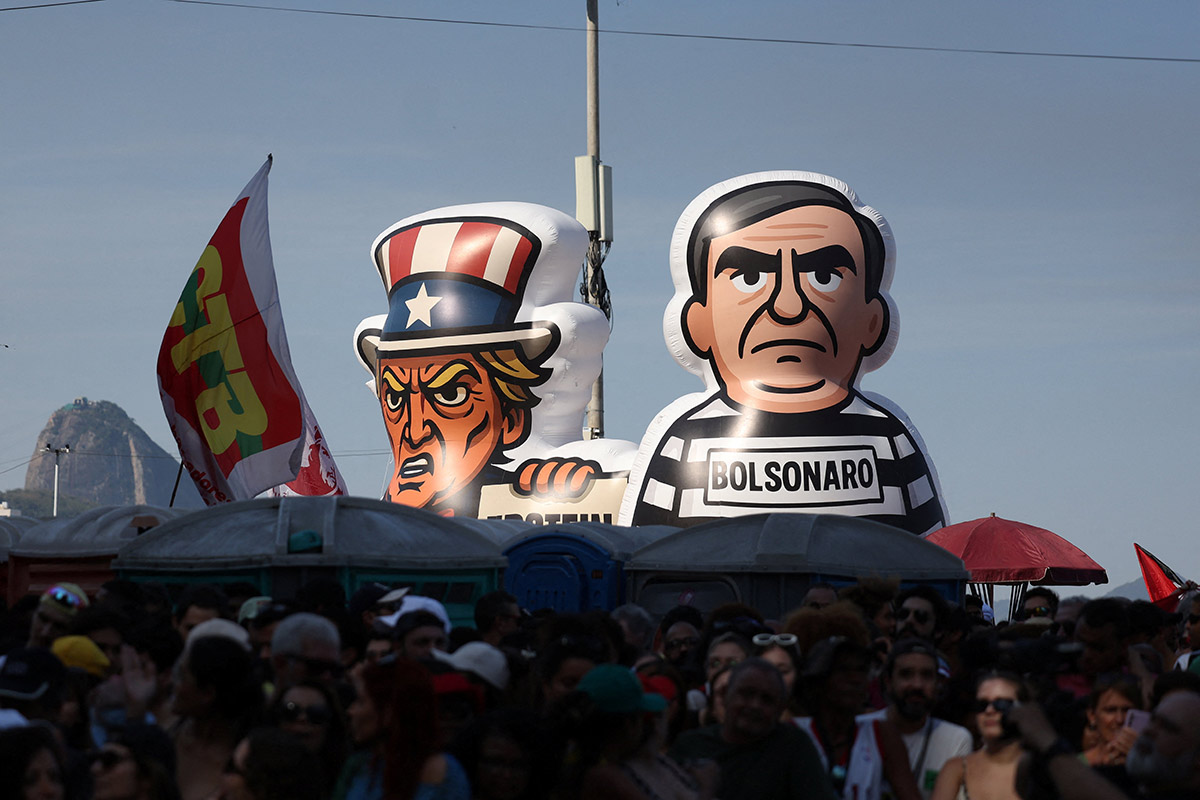 На фото: надувные фигуры Болсонару и президента Дяди Сэма на одной из демонстраций. Дональд Трамп ранее вступился за Болсонару: обвинил бразильские власти в том, что те занимаются преследованием своего политического оппонента и поступают по отношению к нему несправедливо, ведь все, что он делал,&nbsp;&mdash; это &laquo;боролся за свой народ&raquo;.