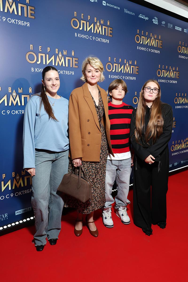 Надежда Михалкова с детьми и с племянницей