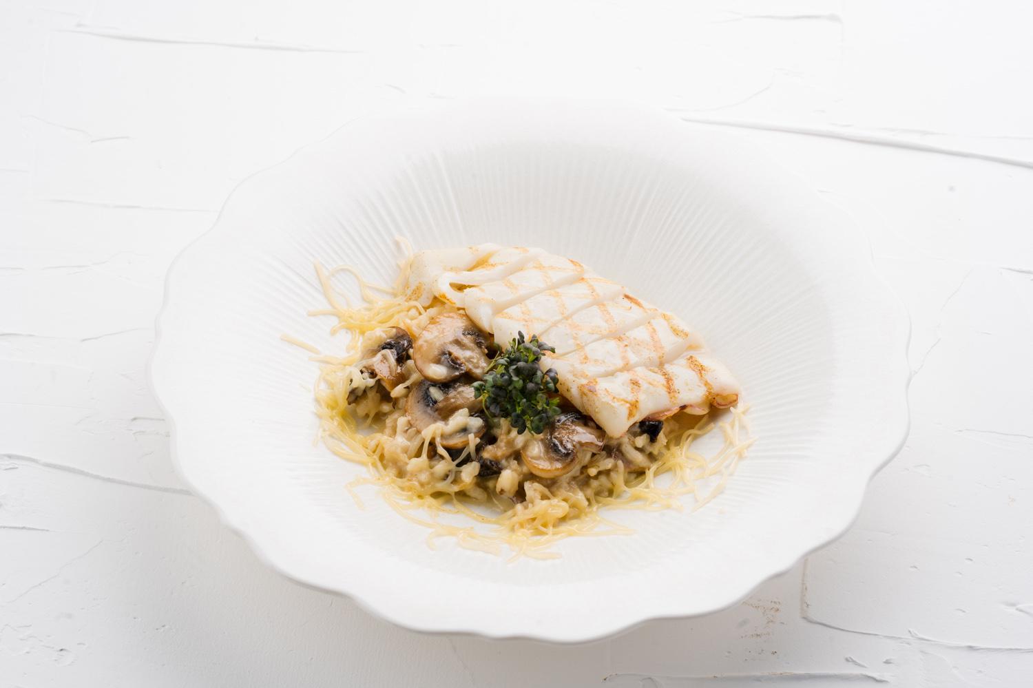 Кремовое ризотто с лесными грибами и кальмаром