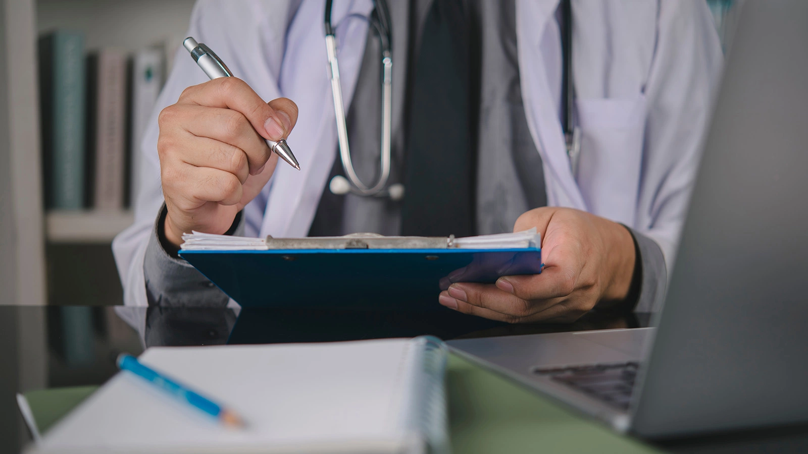 Россияне смогут получить онковакцины по ОМС. Что известно