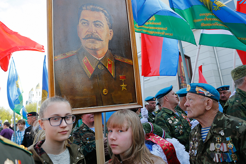 Зрители&nbsp;военного парада, посвященного 70-й годовщине Победы в Великой Отечественной войне, с портретом Сталина в Калининграде.