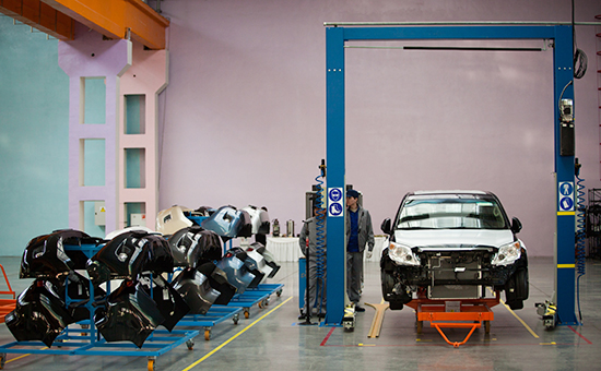 Производственная линия внедорожников Toyota Land Cruiser Prado&nbsp;на заводе &laquo;Соллерс-Буссан&raquo; во Владивостоке, 2013 год