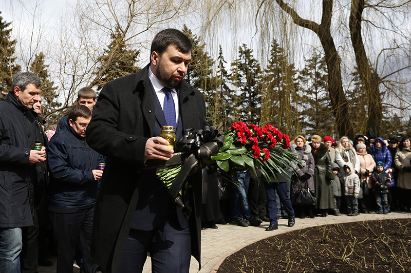 Председатель народного совета ДНР Денис Пушилин во&nbsp;время акции памяти погибших пассажиров Boeing 737-800