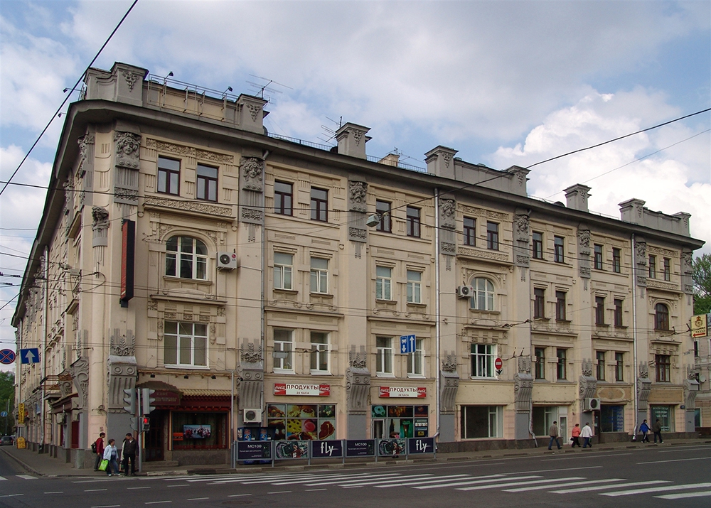 Этот доходный дом хлеботорговца Ф. С. Рахманова был построен в 1898-1899 гг. архитектором Дриттенпрейсом. В Москве он был одним из первых доходных домов в стиле модерн