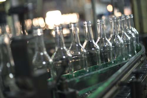 ​В конце ноября&nbsp;&laquo;Сибирское стекло&raquo; на базе завода &laquo;Экран&raquo; запустило новую линию, на которой можно выпускать как бесцветную стеклотару, так и цветную. Ее производительность &mdash; 60 млн бутылок в год


