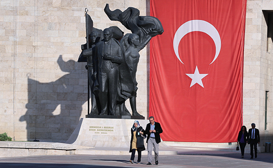 Турецкий флаг у здания парламента Турции в Анкаре



