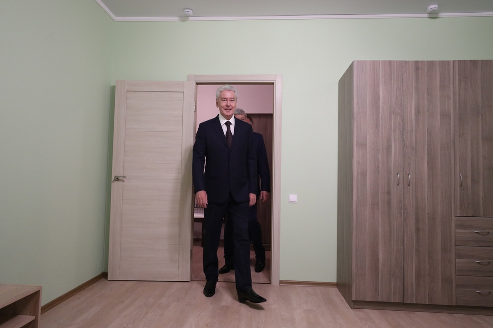 Мэр Москвы Сергей Собянин осматривает шоу-рум квартиры для переселенцев из пятиэтажек