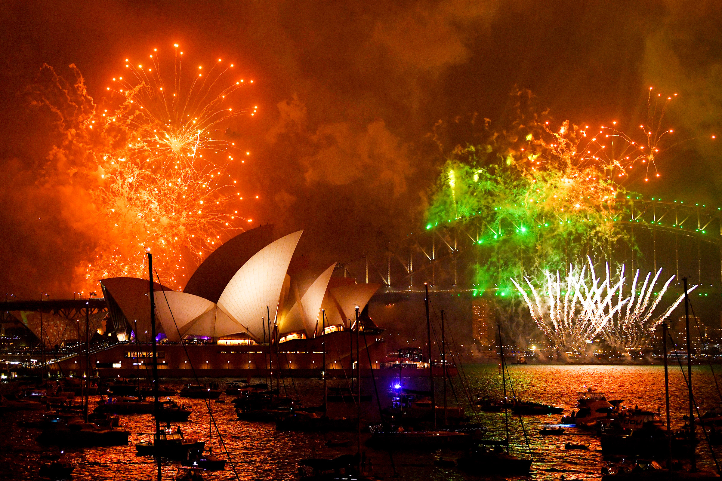 Австралия. Новогодние фейерверки над Сиднейской гаванью
