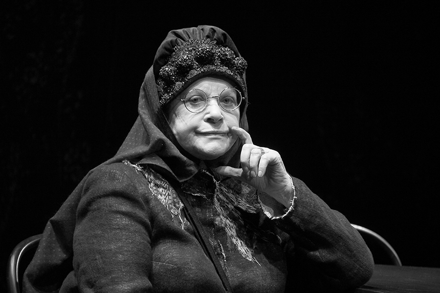 Народная артистка РСФСР Валентина Талызина умерла 21 июня в возрасте 90 лет. По информации источника ТАСС, она долго болела, у актрисы был рак. Весной Талызина опровергала сообщения о диагнозе.

Актриса сыграла более чем в 100 фильмах и сериалах. Дебютной стала роль Инны в детективе &laquo;Человек, который сомневается&raquo; в 1963 году. Среди других работ&nbsp;&mdash; роли в фильмах &laquo;Путь в Сатурн&raquo;, &laquo;Зигзаг удачи&raquo;, &laquo;Старики-разбойники&raquo;, &laquo;Большая перемена&raquo; и другие.

В фильме &laquo;Ирония судьбы, или С легким паром!&raquo; Талызина с Лией Ахеджаковой сыграли подруг главной героини. Талызина также озвучила главную героиню, Надю, которую играла польская актриса Барбара Брыльска. Также артистка озвучила маму Римму в серии мультфильмов &laquo;Простоквашино&raquo;.

Читать больше