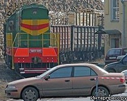 На петербургском вокзале поезд врезался в колонну машин