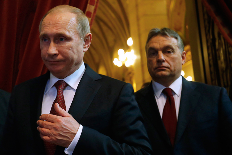 Владимир Путин (слева) и&nbsp;​Виктор Орбан. Март 2015 года


