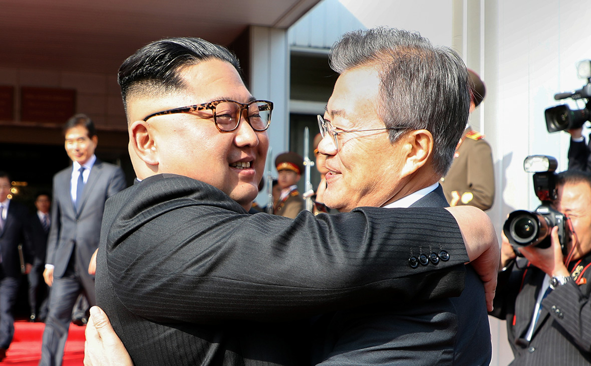 Ким Чен Ын (слева) и&nbsp;Мун Чжеин
