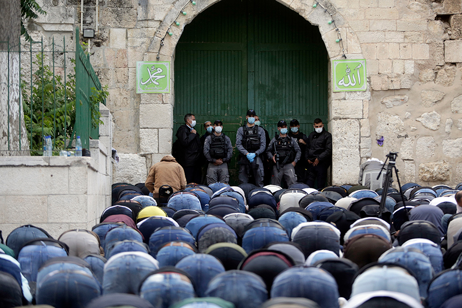 В Иерусалиме мусульмане молятся за пределами территории мечети Эль-Акса, которая закрыта из-за эпидемии коронавируса​




