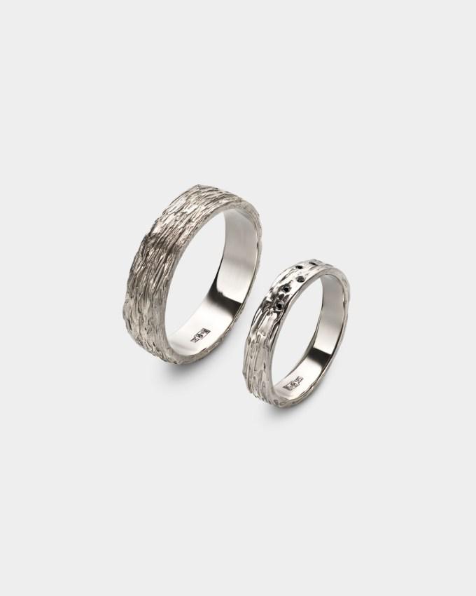 Обручальные кольца Scratch с черными бриллиантами, Ringstone, от 85&nbsp;000 руб. (стоимость варьируется в зависимости от размеров колец)