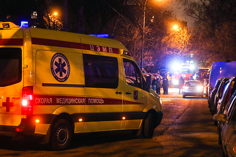 Машина скорой помощи у дома на Шелепихинской набережной, где произошла авария из-за перепада давления газа.&nbsp;