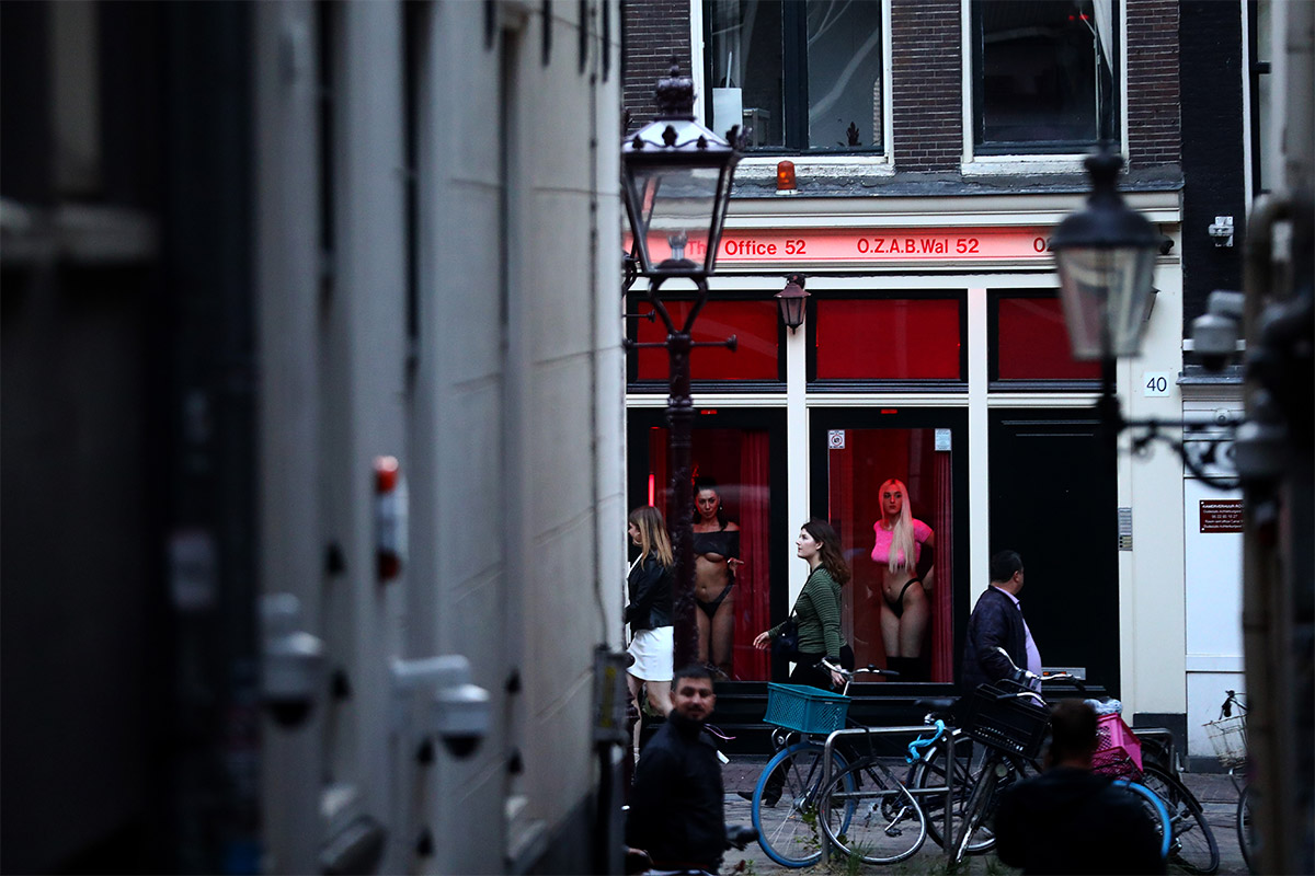 Протесты проституток в Амстердаме. Что случилось, и чего они хотят | РБК  Life