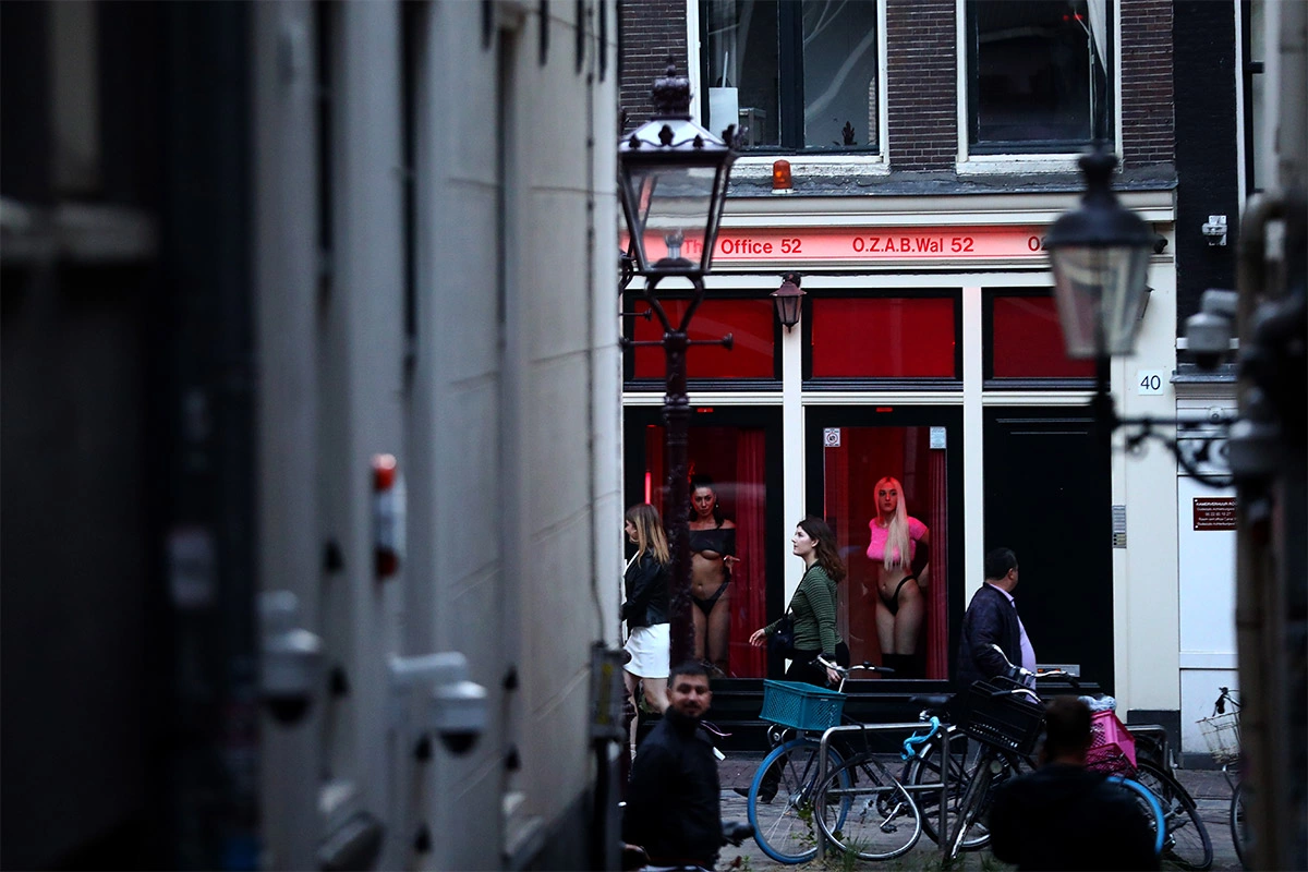 Девушки за панорамными окнами в Амстердаме&nbsp;