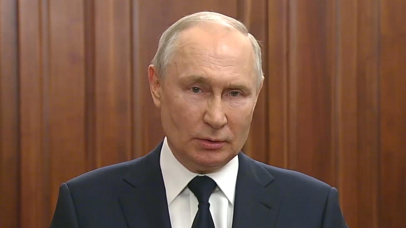 Путин поблагодарил за самопожертвование летчиков, сбитых во время мятежа