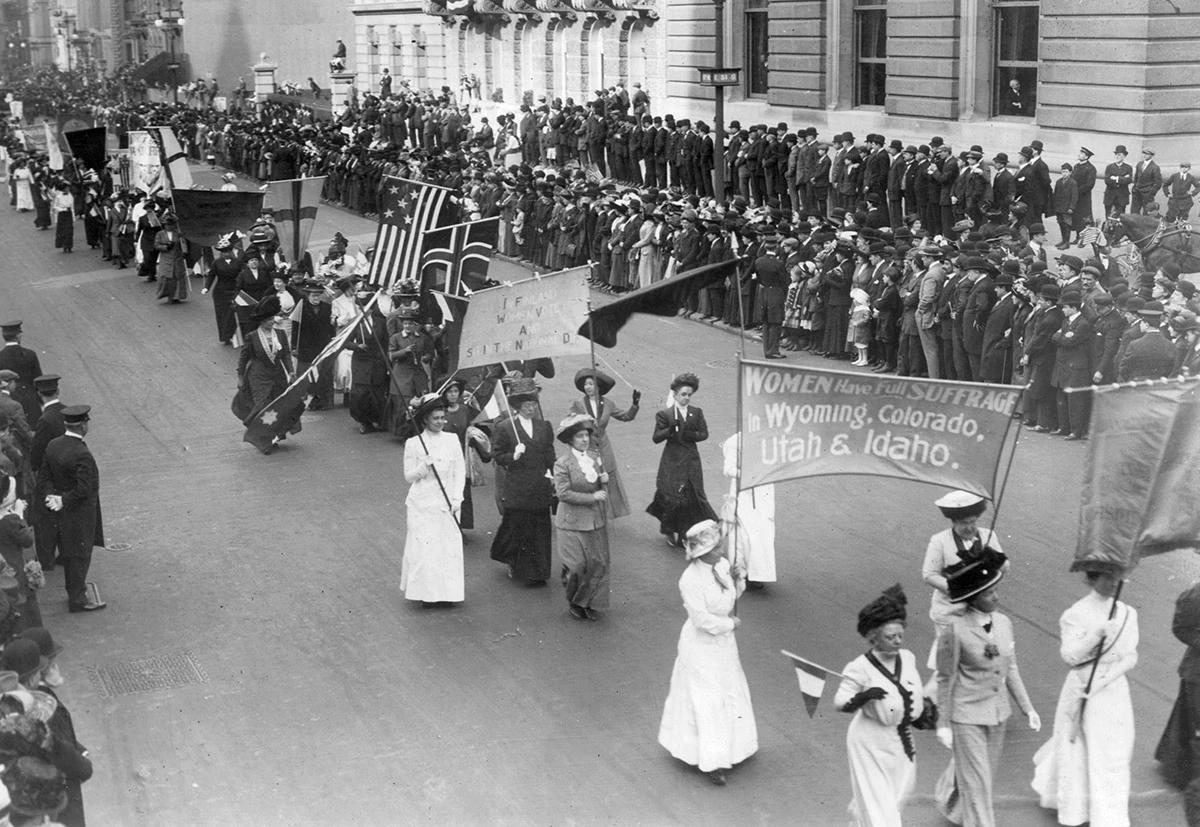 <p>Марш суфражисток в Нью-Йорке, 1915 год</p>