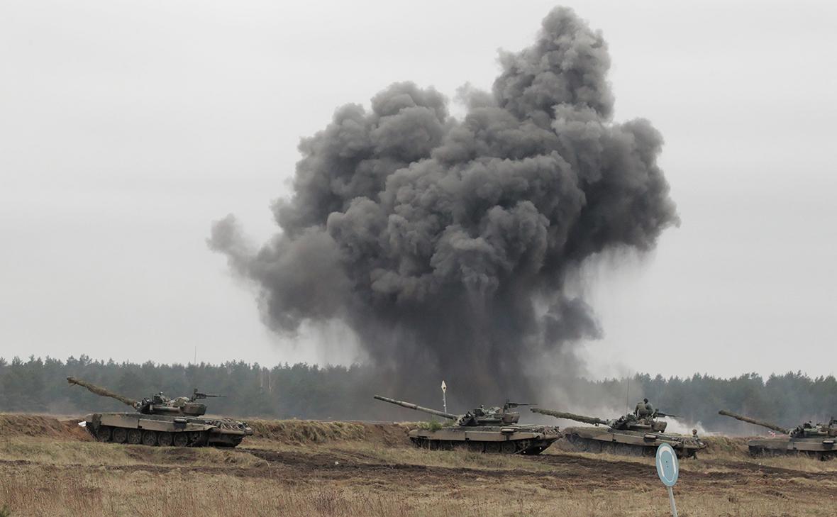 Польские танки PT-91 Twardy на огневой позиции во время военных учений в Ожише, Польша