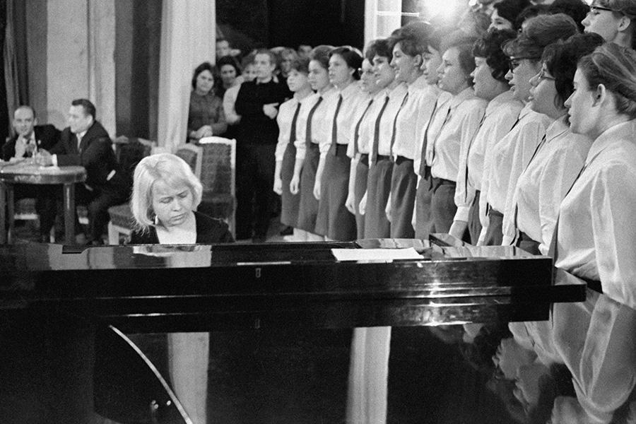 Композитор Александра Пахмутова выступает с хором мурманского Дворца молодежи, 1 июня 1965 года