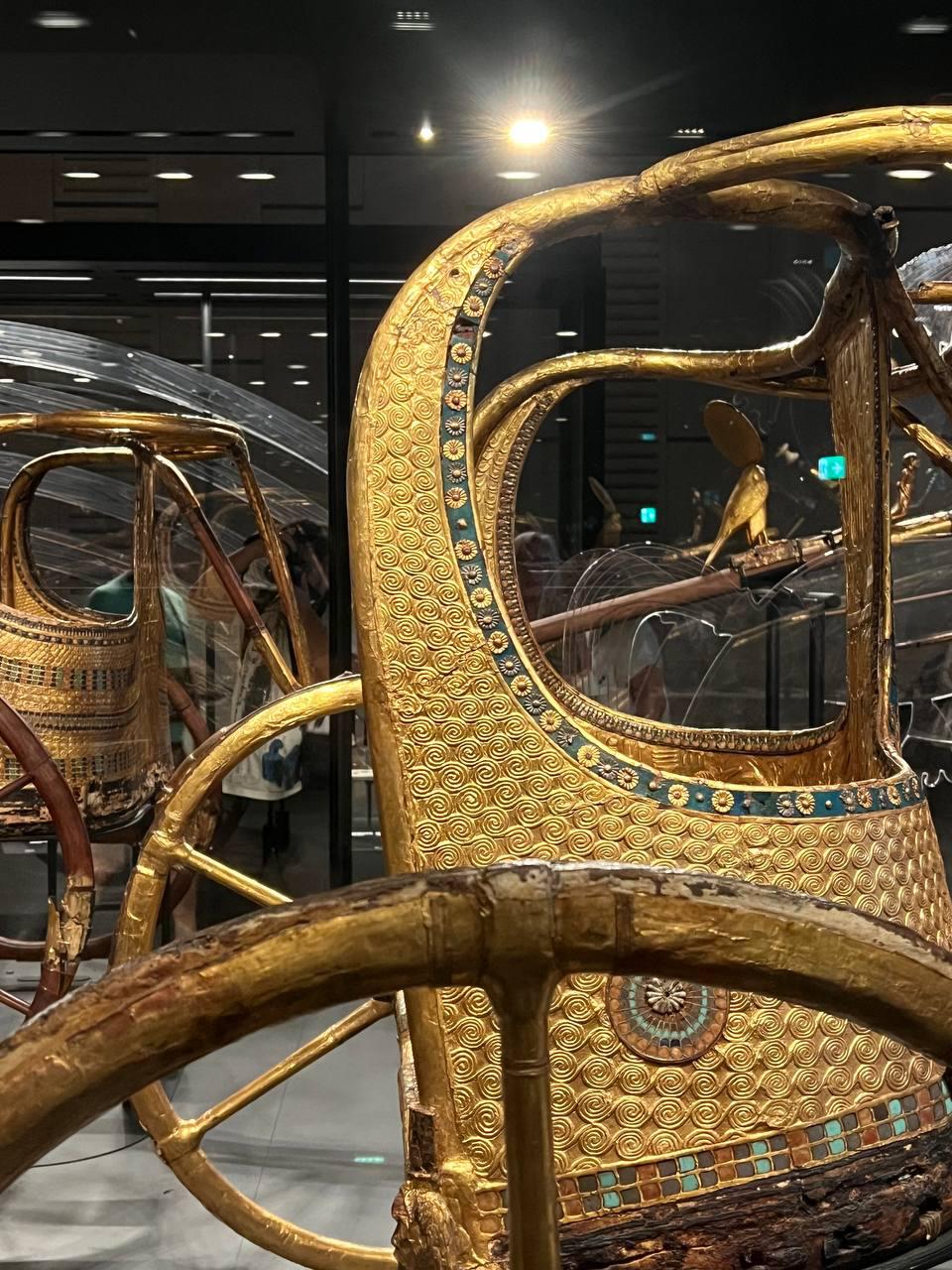 Золотые колесницы фараона Тутанхамона