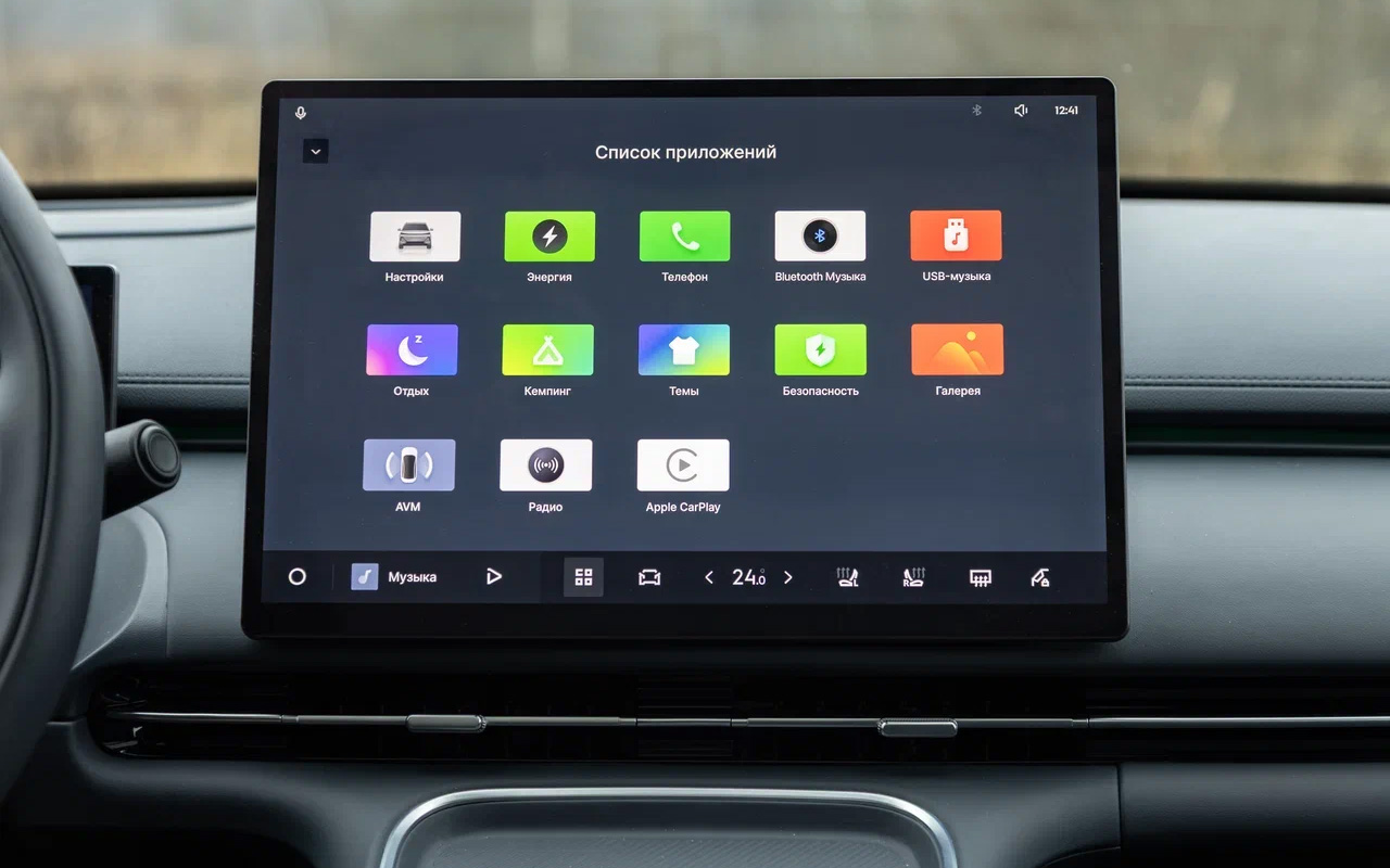 У Geely EX5 EM-i есть специальный режим кемпинга. В нем через специальный порт и опциональный кабель можно раздать электричество от машины для внешних потребителей. К примеру, подключить к машине портативную плиту или источник света