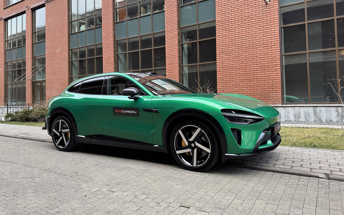 Визуально YU7 похож на дебютный седан SU7. Компания решила не изобретать велосипед и менять то, что отлично продается