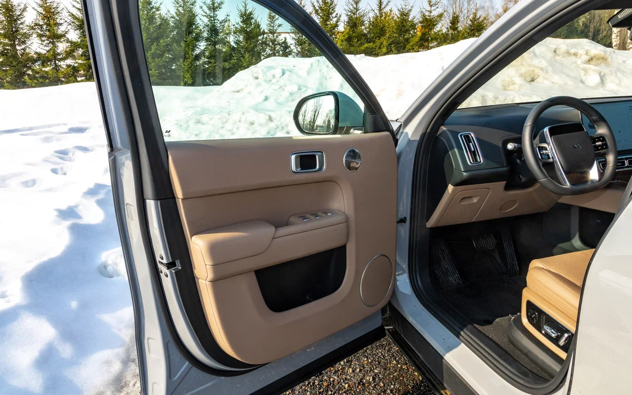 Дверные карты на&nbsp;Lixiang L9 приятны на ощупь. Они мягкие от стекла до самого низа